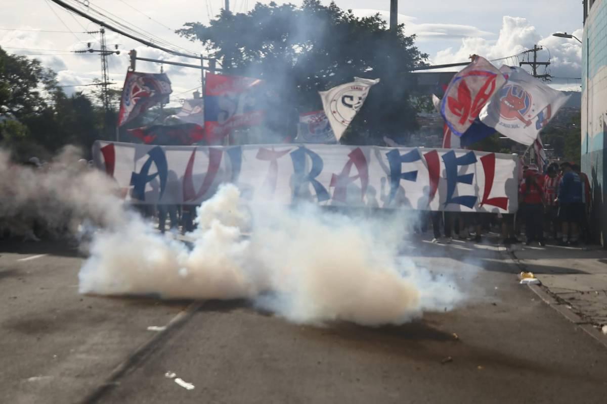 La fiesta que armó la Ultra Fiel, bellas chicas en el Chelato Uclés y el aficionado de Real España junto a los de Olimpia