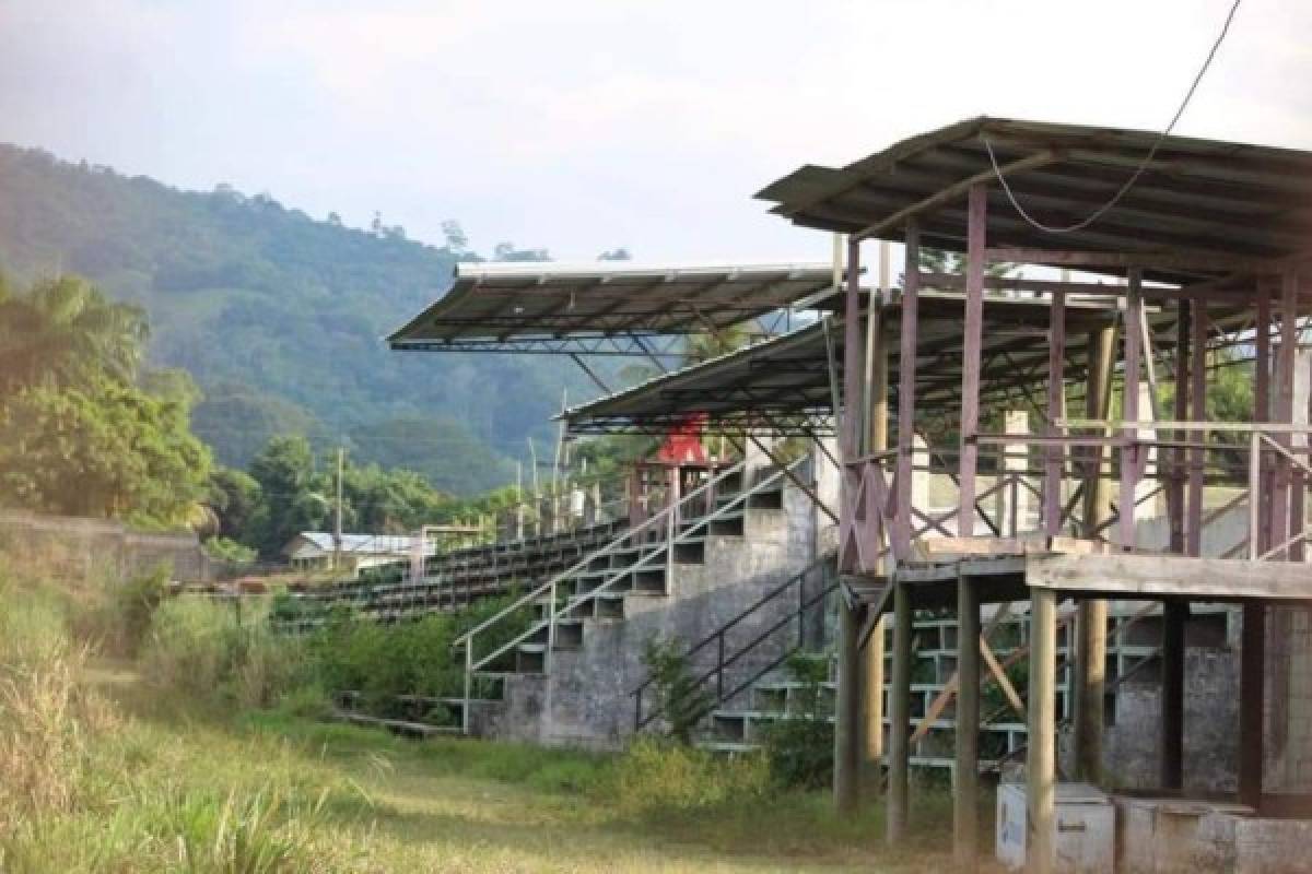 Las deprimentes imágenes del abandono del estadio Alfredo León Gómez en Tela