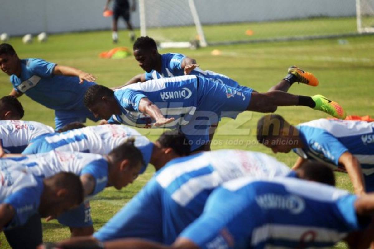 CURIOSAS: El abrazo de Carlo Costly y los que están atrás de Donis Escober