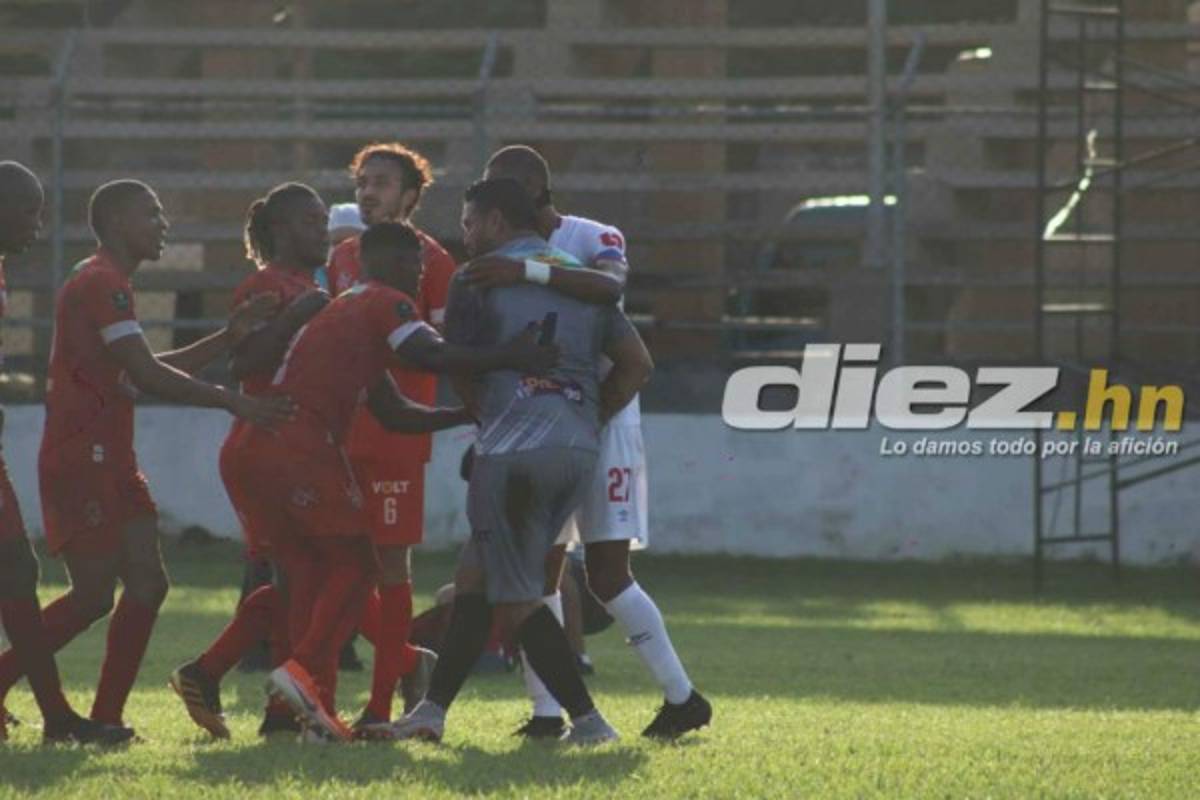 Fotos: La bronca de Obed con Carlos Pineda y el portero del Real de Minas que jugó de delantero