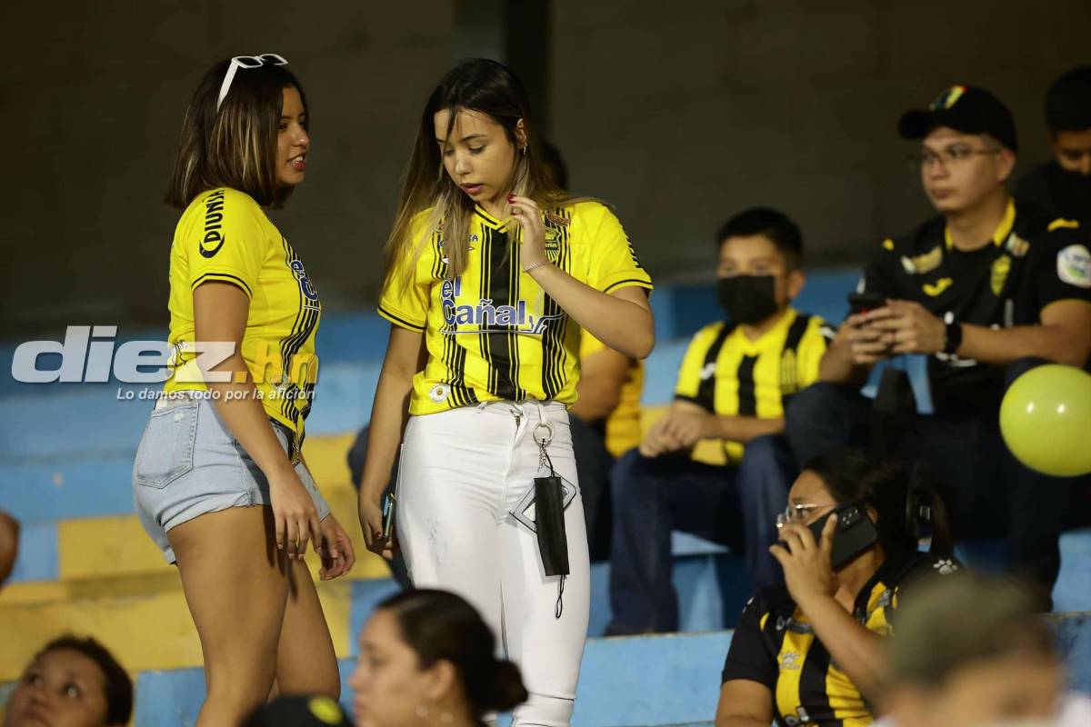 Bellas mujeres y gran ambiente en el estadio Morazán por el Real España-Alajuelense de la Liga Concacaf