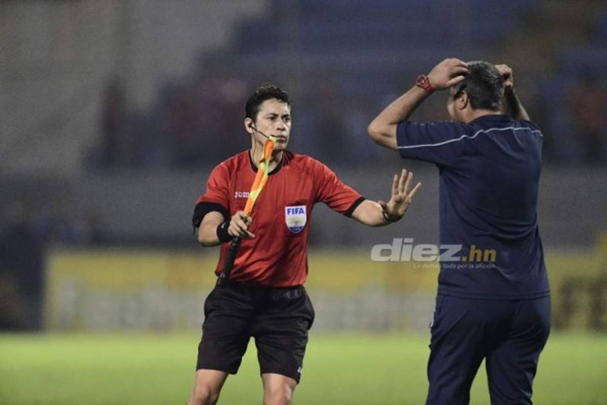 Latas, vasos y caja de cerveza: Diego Vázquez se descontroló en el Morazán