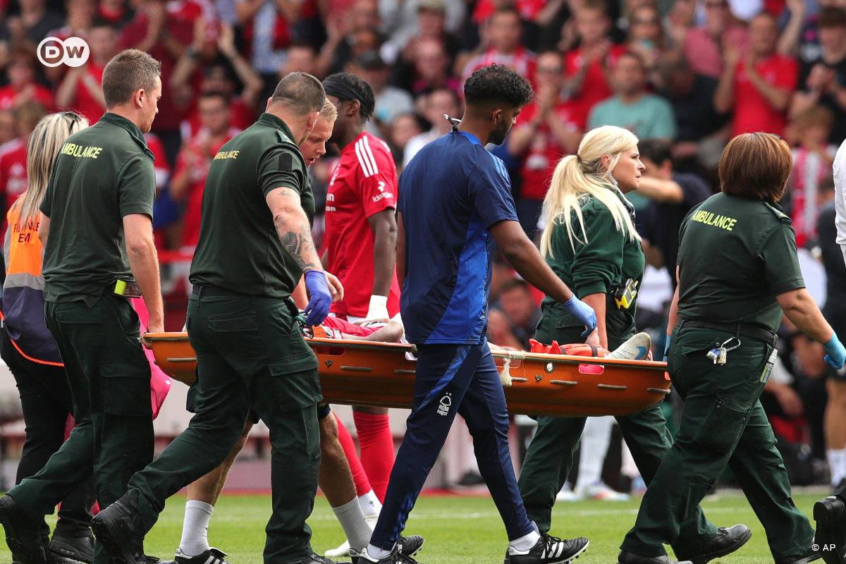 Durísimas imágenes: la escalofriante lesión de Danilo en la Premier League; tuvieron que cubrirlo con una lona