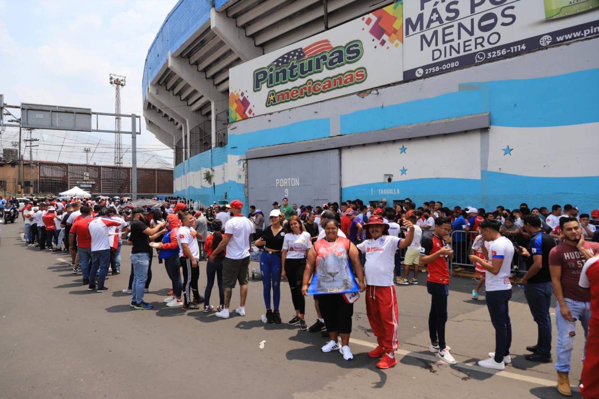 Olimpia-Olancho: Impresionante llenazo en el Nacional, el ‘loco’ que escaló una torre y futbolista reaparece como policía