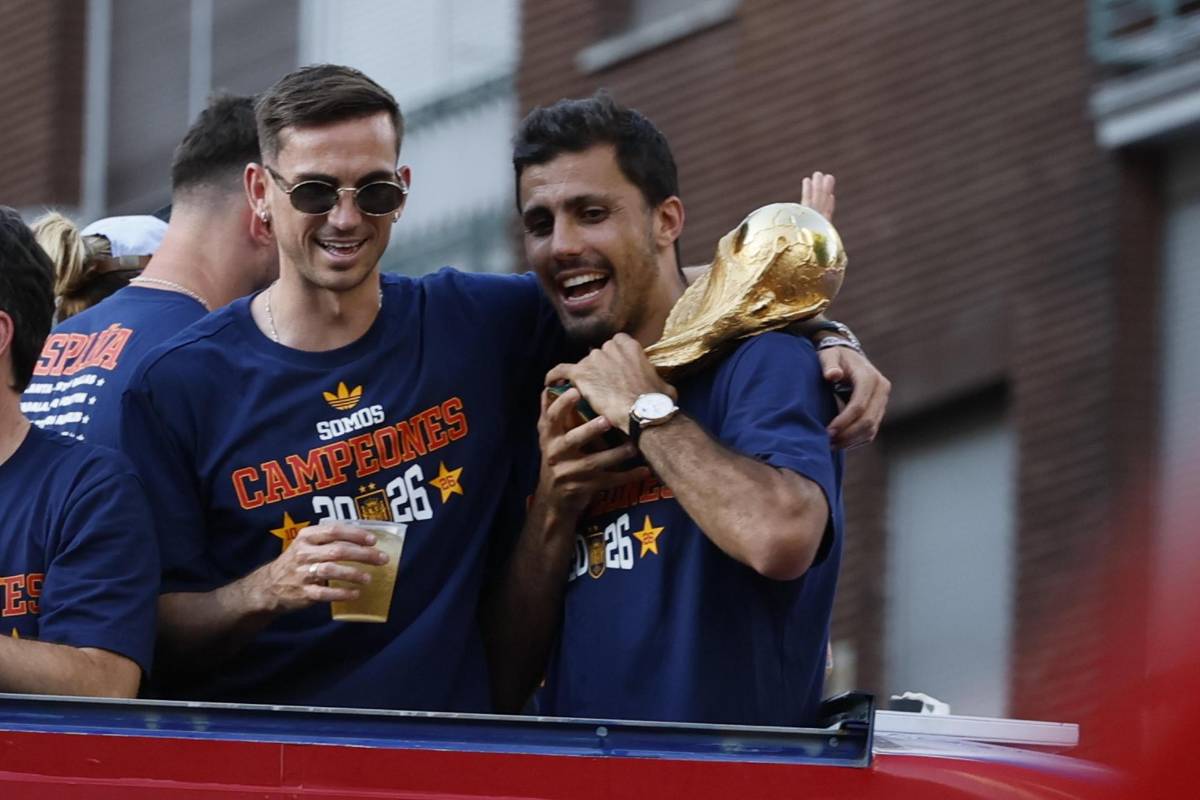 La fiesta de España hasta Cibeles, los que se besaron y el cartel: Paredes vs. Gavi
