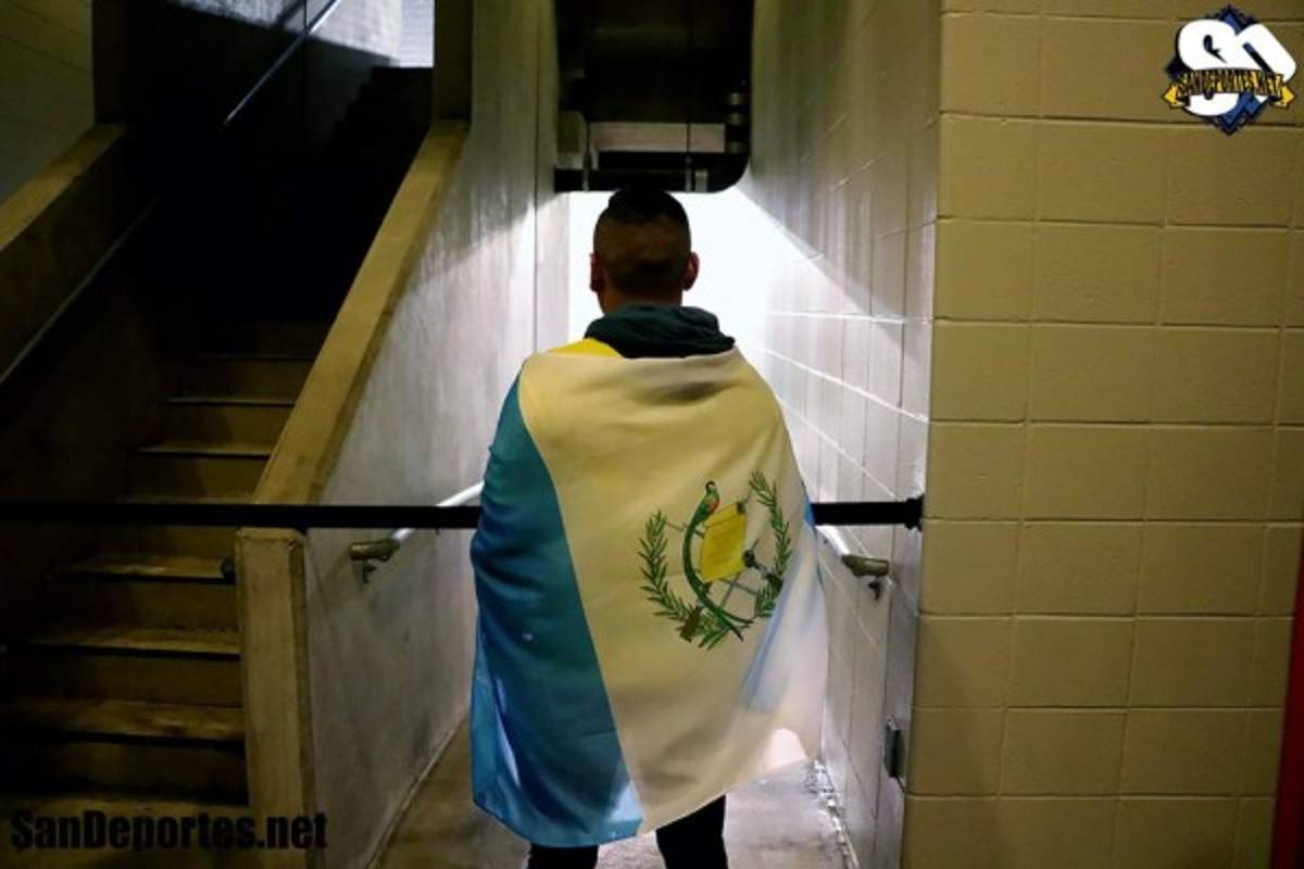 ¡Ni la lluvia los detuvo! Afición del Guastatoya puso el ambiente en el BBVA Compass Stadium