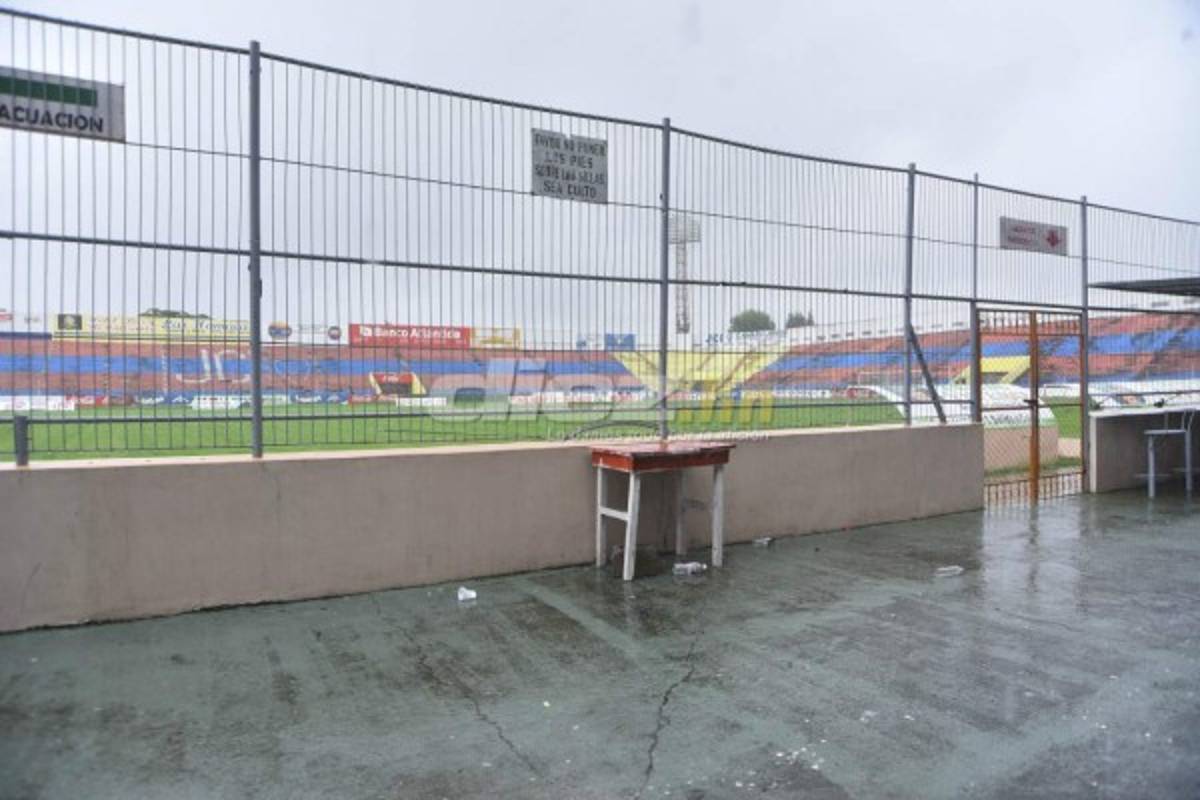 ¡INUNDADO! El estadio ceibeño se ha convertido en un verdadero pantano