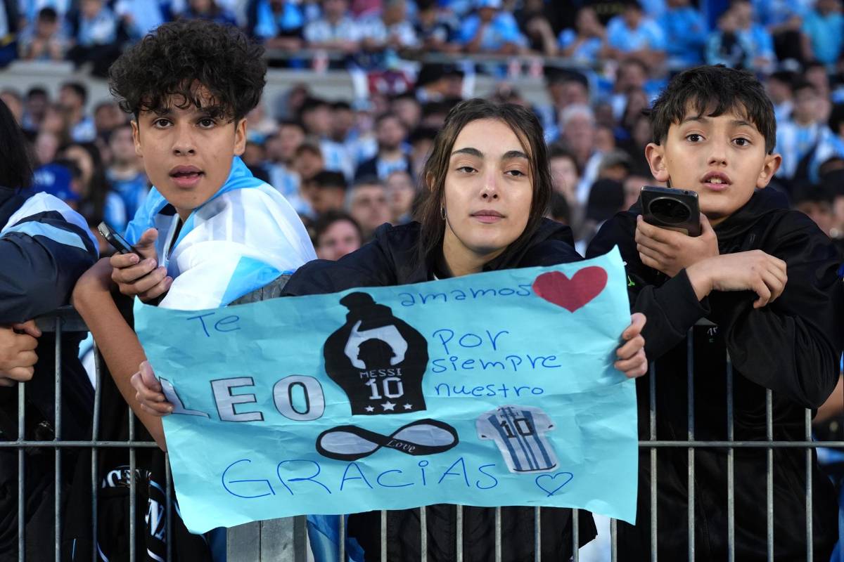 Messi rompió en llanto y Antonela presente: la despedida de Leo de Argentina