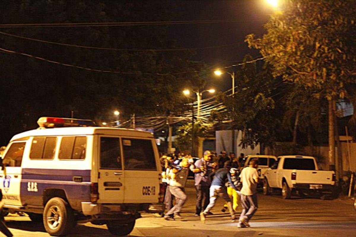 Zafarrancho entre barra del Real España y policía en el Morazán