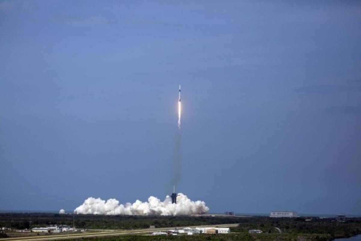 El impresionante despegue del cohete de SpaceX en histórico vuelo tripulado privado al espacio