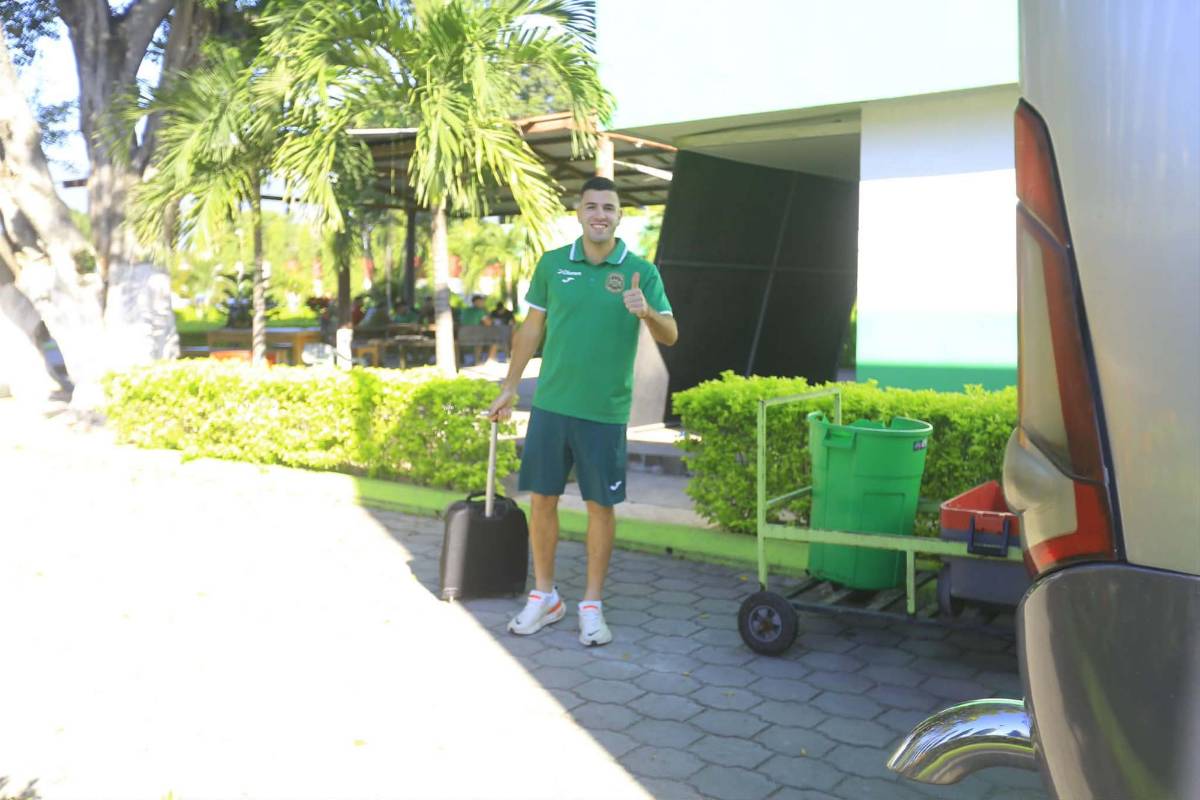 Marathón sale rumbo a Tegucigalpa: El jugador con la biblia en mano, otro con tablet y todos los cachivaches de Rubilio