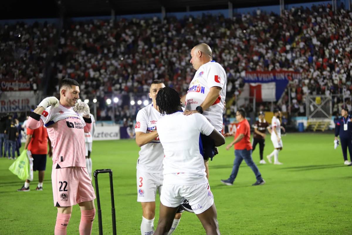 La Cybertruck de la 40, jugador casi se traga un confeti, los chalecos y locura de Espinel: las fotos más curiosas del título del Olimpia