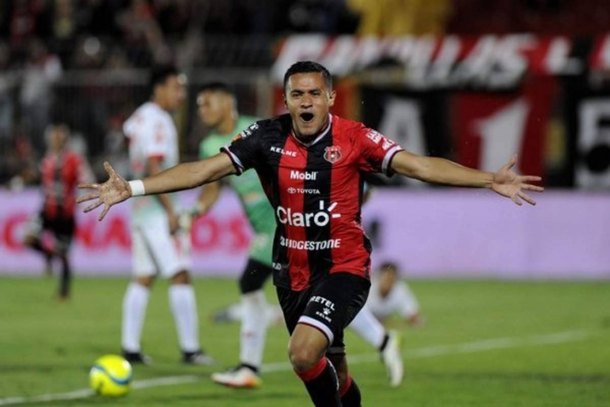Alajuelense y Saprissa buscan bajar a Herediano del liderato en cuadrangular