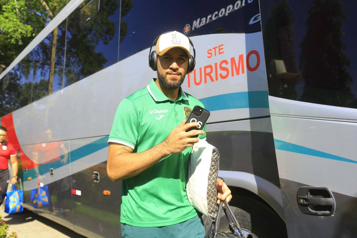 Marathón sale rumbo a Tegucigalpa: El jugador con la biblia en mano, otro con tablet y todos los cachivaches de Rubilio
