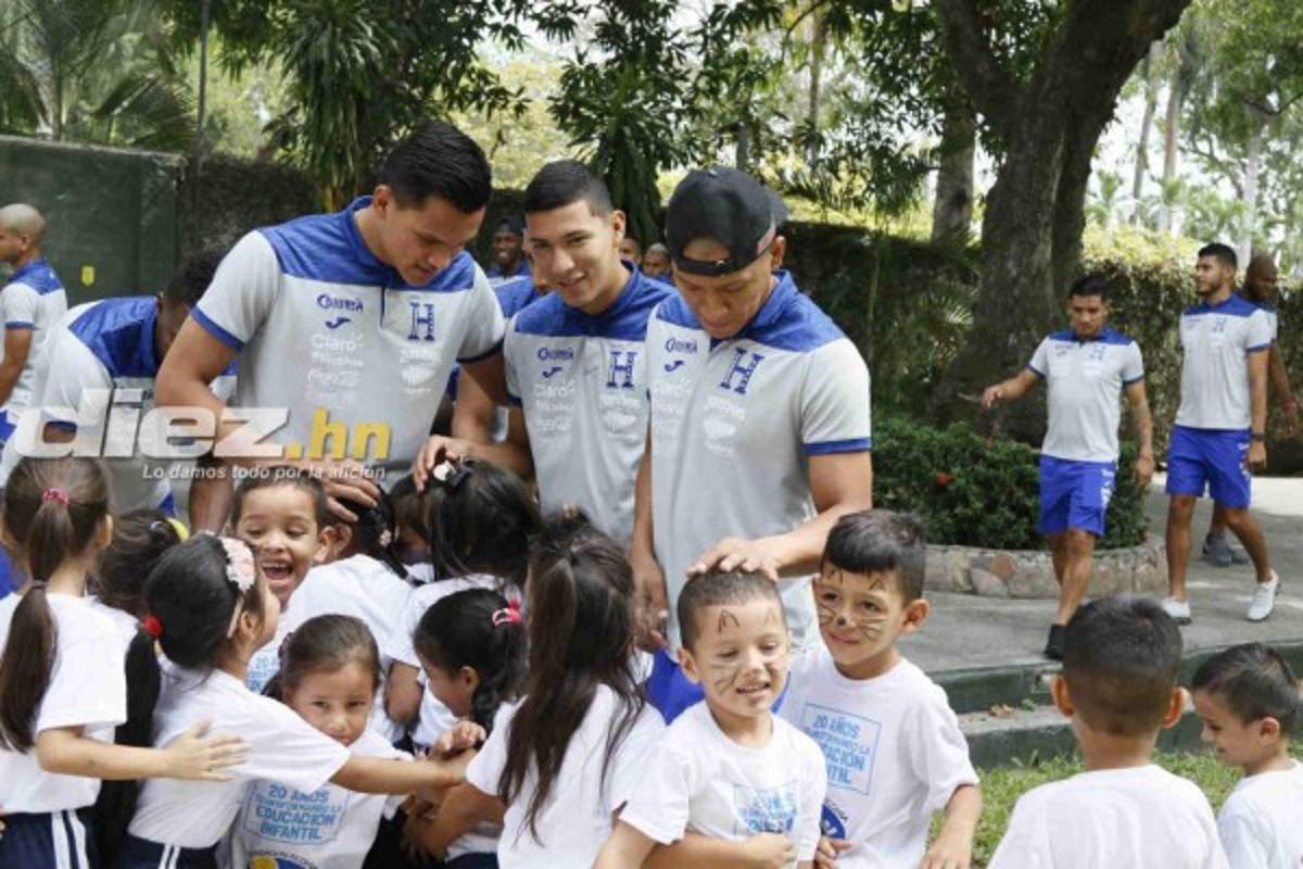 FOTOS: Jugadores de Selección de Honduras llevan alegría a un grupo de niños