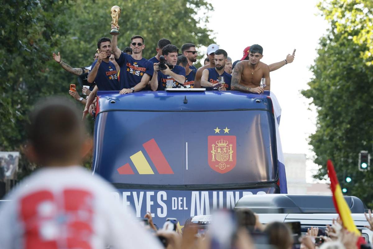 La fiesta de España hasta Cibeles, los que se besaron y el cartel: Paredes vs. Gavi