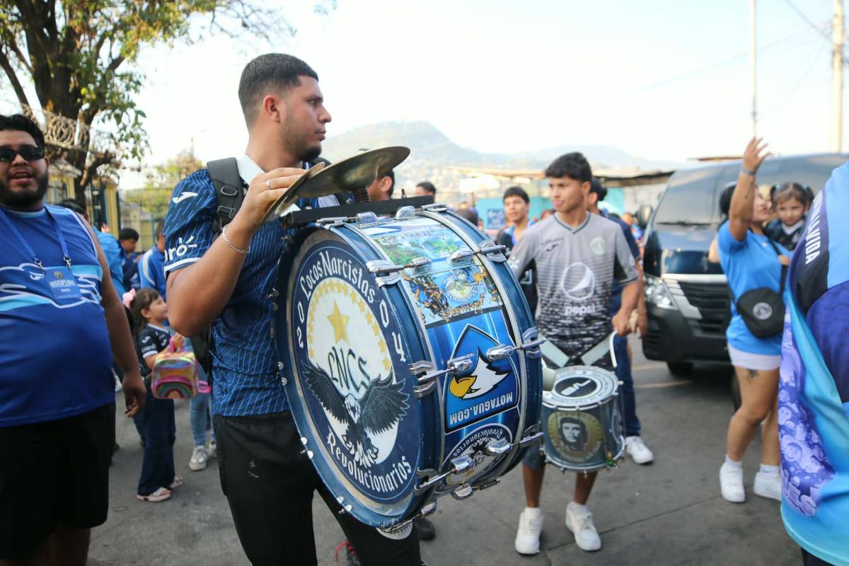 Chicas, niños y el sujeto que bajó del bus del Génesis previo al partido vs Motagua