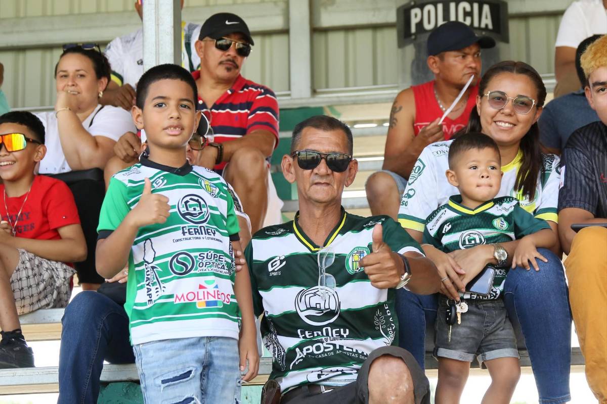 ¿Quién es la aficionada que robó suspiros? Ambientazo se vive con el partido del descenso entre Juticalpa FC y Real Sociedad
