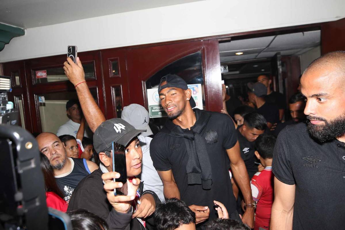 ¡Una locura de banderazo! Afición del Olimpia se desborda junto al plantel pensando en la corona 39