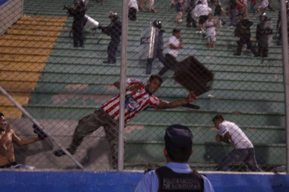 Las otras fotos que no viste del Motagua-Olimpia que terminó en caos
