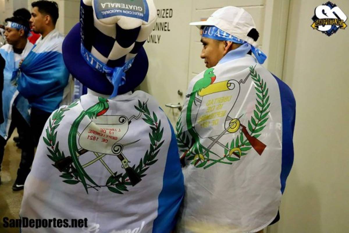 ¡Ni la lluvia los detuvo! Afición del Guastatoya puso el ambiente en el BBVA Compass Stadium