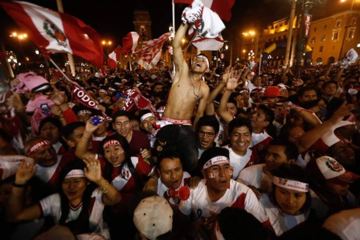 ¡UNA LOCURA! Así festejó Perú su regreso a un Mundial de Fútbol
