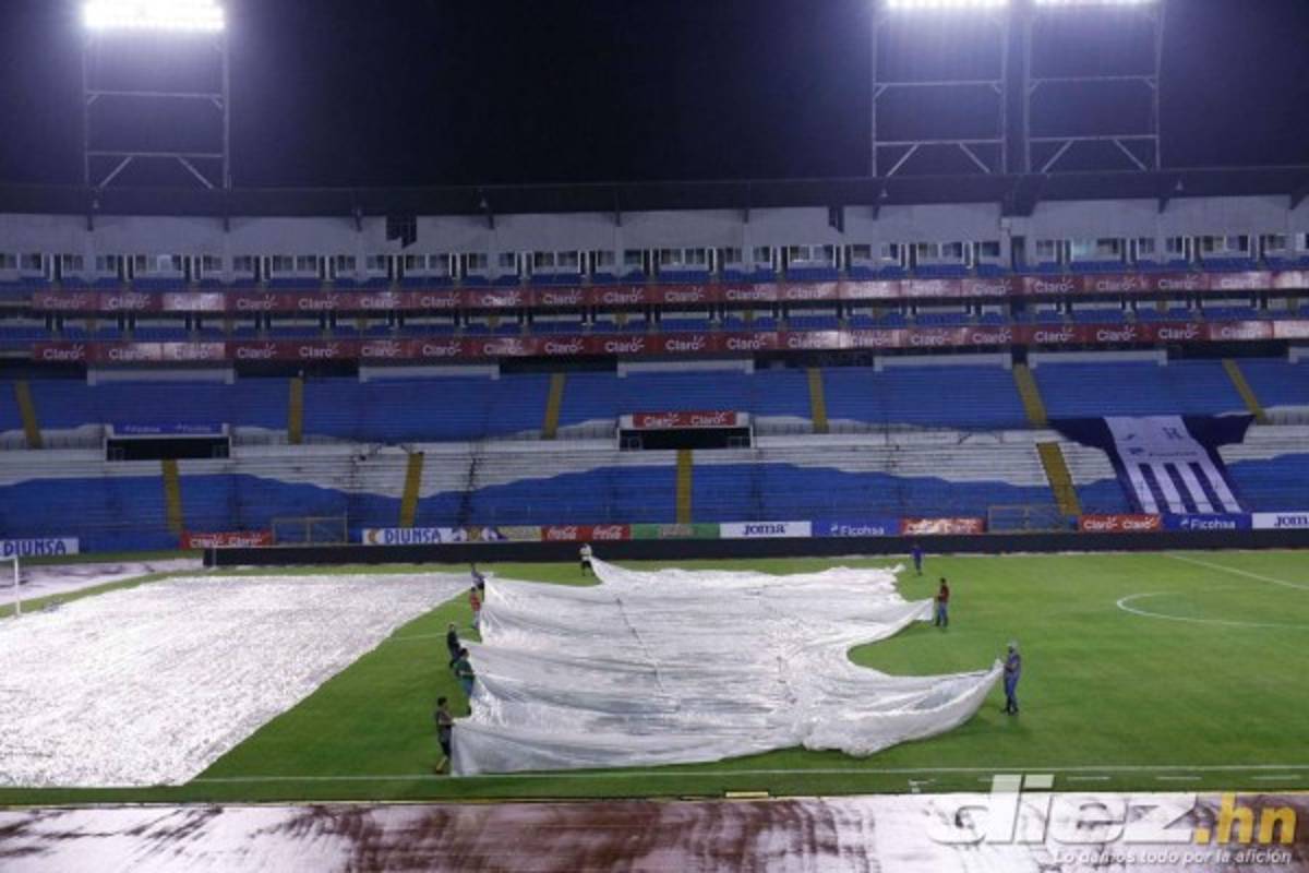 Aguacero: La lluvia suspendió el entrenamiendo de Honduras y cubrieron el césped con una lona
