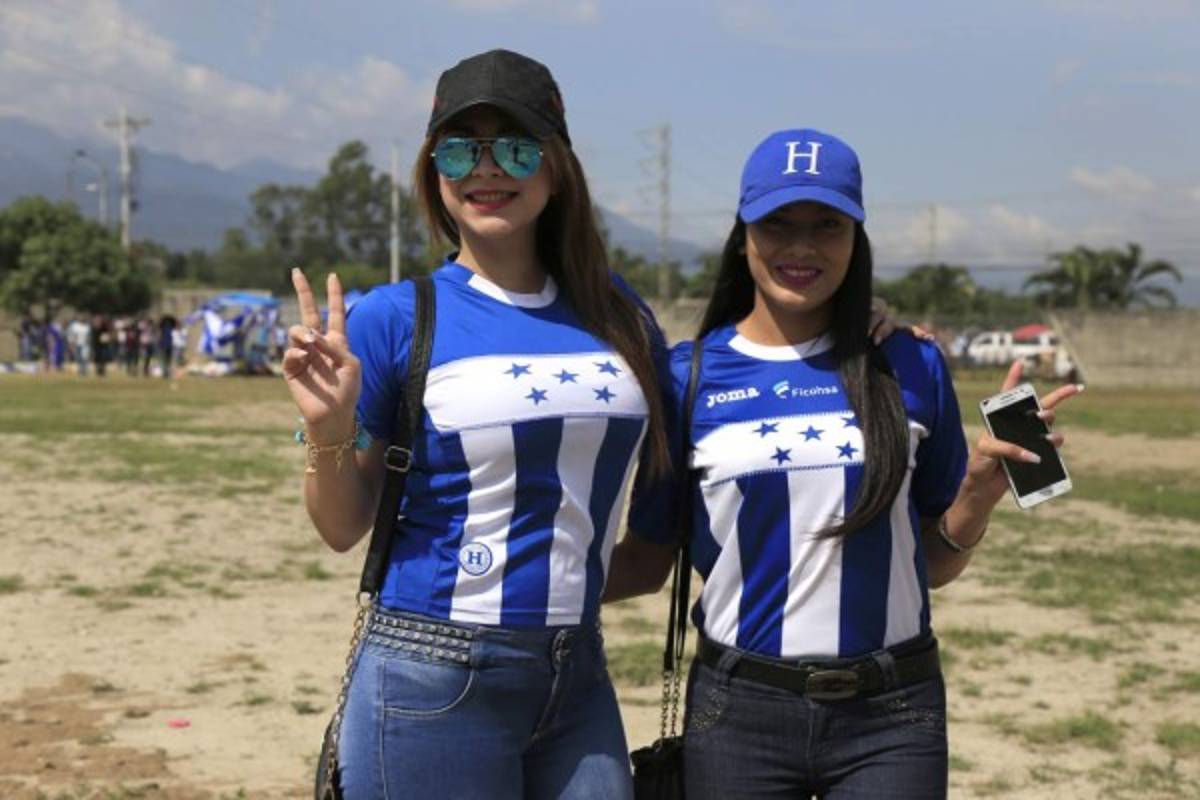 Ellas son las infartantes chicas que engalanaron el Honduras vs Panamá