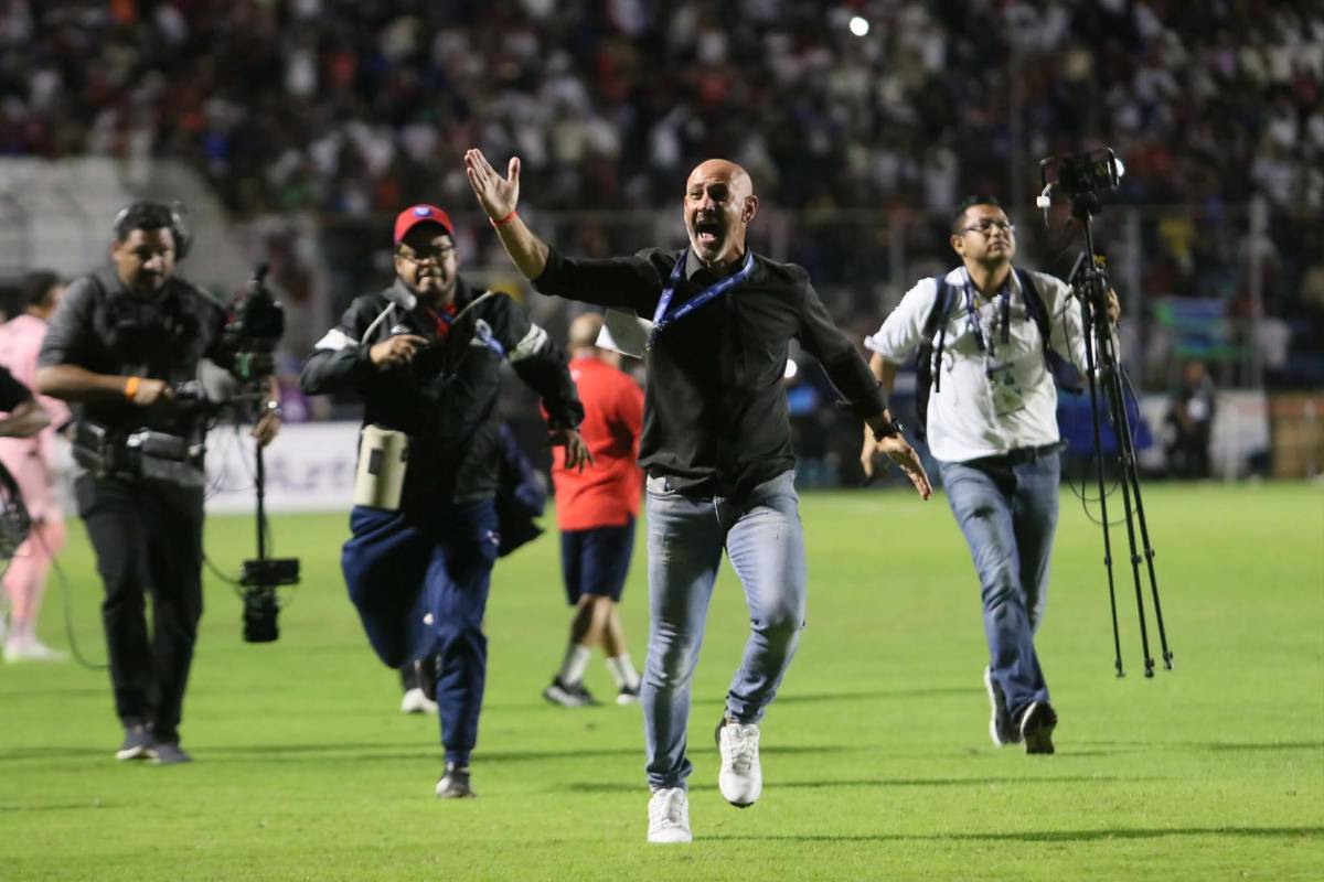 La Cybertruck de la 40, jugador casi se traga un confeti, los chalecos y locura de Espinel: las fotos más curiosas del título del Olimpia