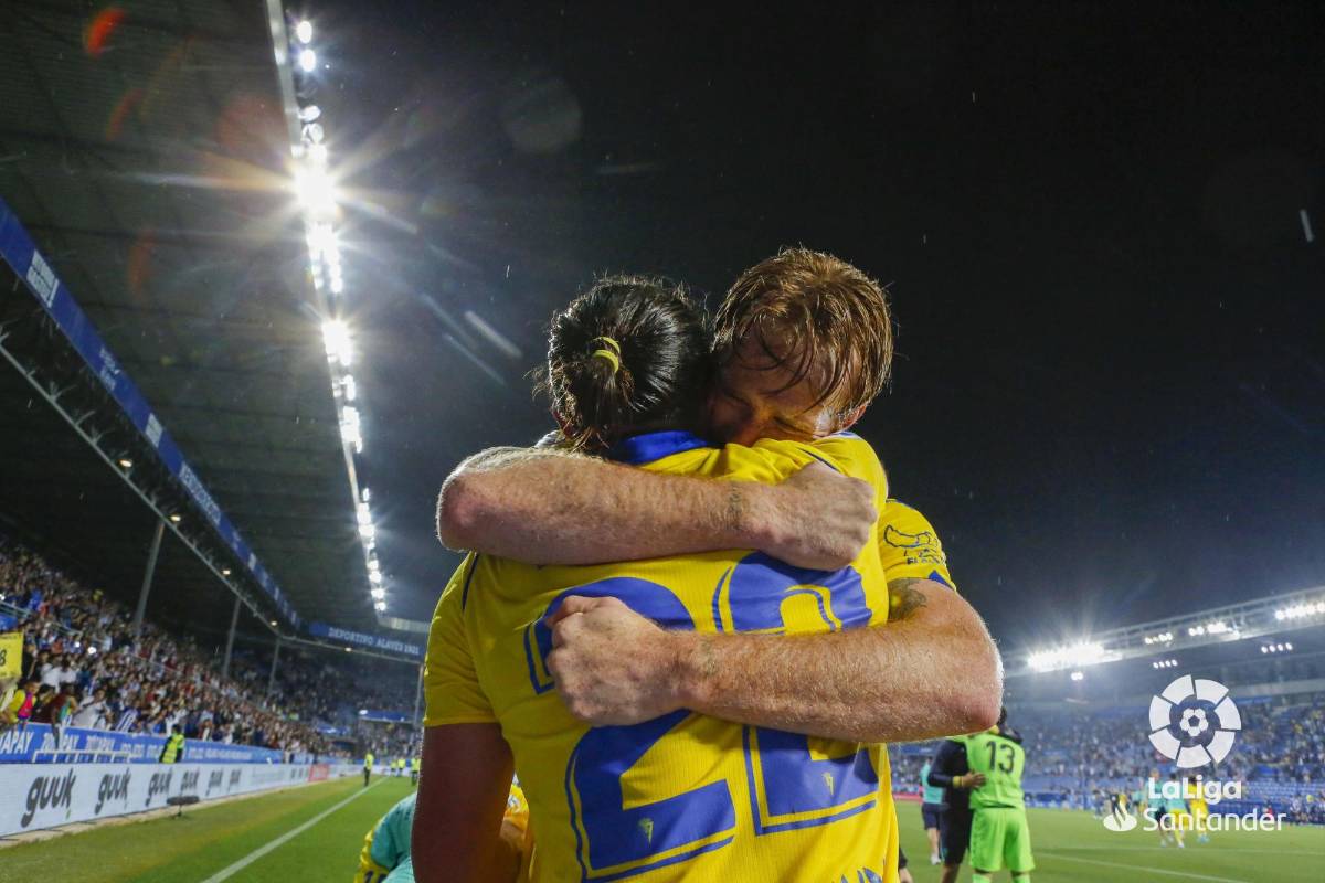 Pone en alto la bandera de Honduras y le dan tremendo beso: Así celebró el Choco Lozano la salvación del Cádiz en la Liga Española