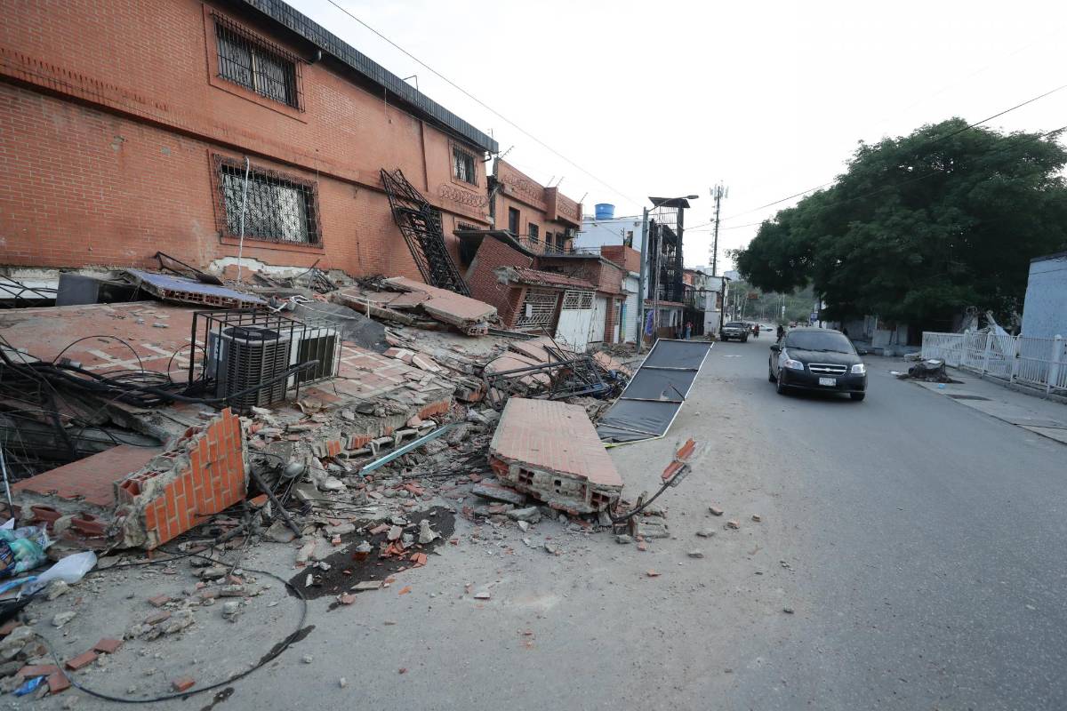 Edificios caídos y gente en la calle: así es la destrucción luego del terremoto en Venezuela