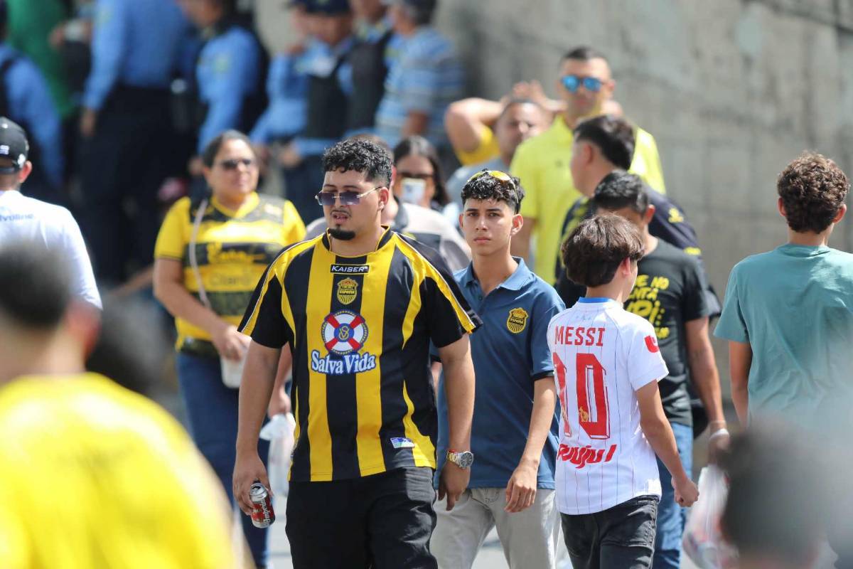 Espectacular llegada de la Ultra Fiel, la chica de Olimpia que fue la sensación y llenazo en el Chelato Uclés para la final