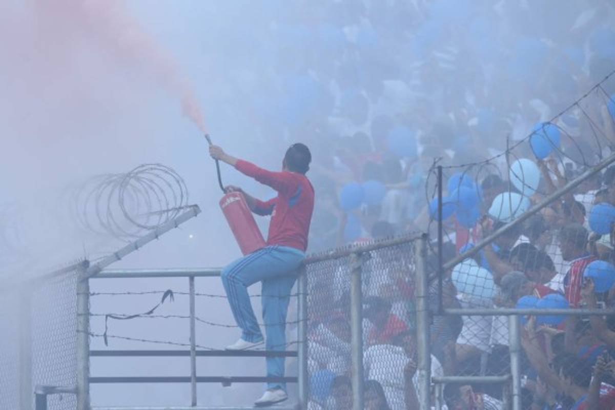 Las fotos más curiosas que se vieron en el estadio Nacional en la gran final
