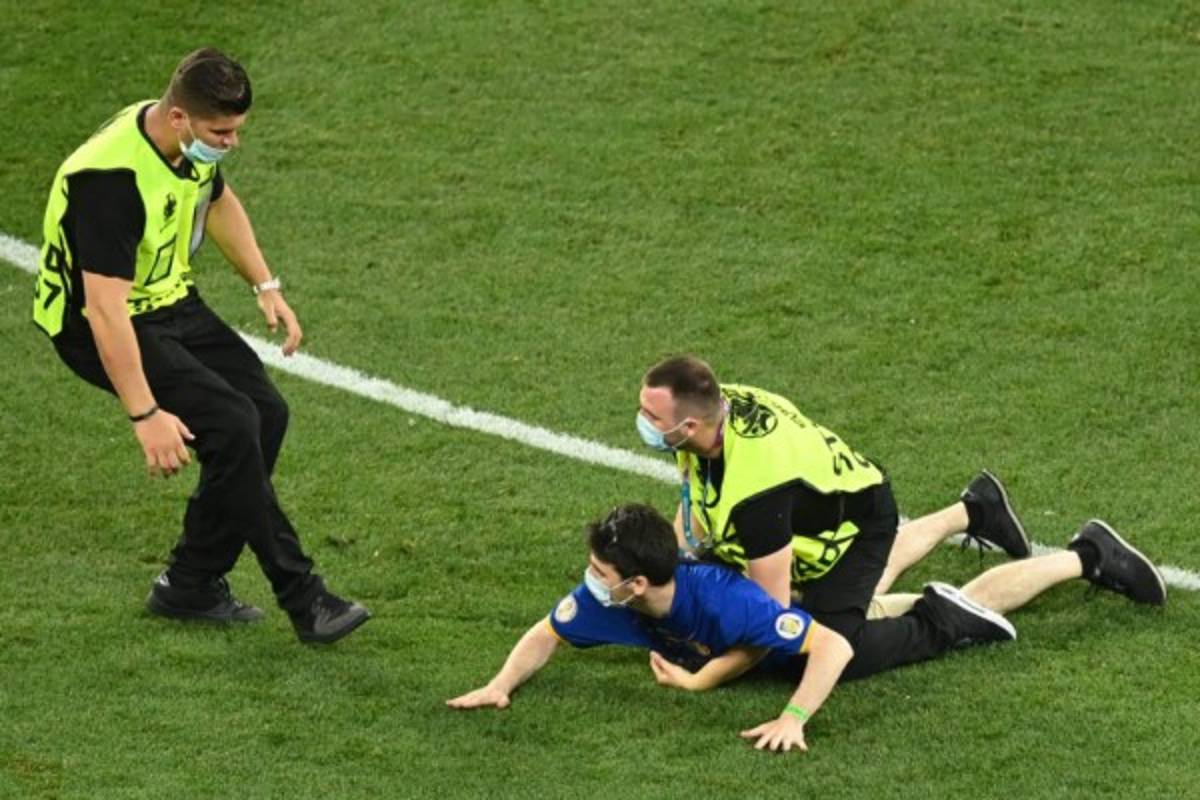 La tristeza de Mbappé, aficionado invade y crack de Suiza no hace caso a Cristiano Ronaldo con la Coca Cola