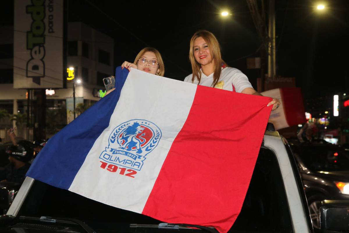 'Destruyeron' carro lujoso y chicas enamoraron: así fueron los festejos de los hinchas del Olimpia tras conquistar la copa 40