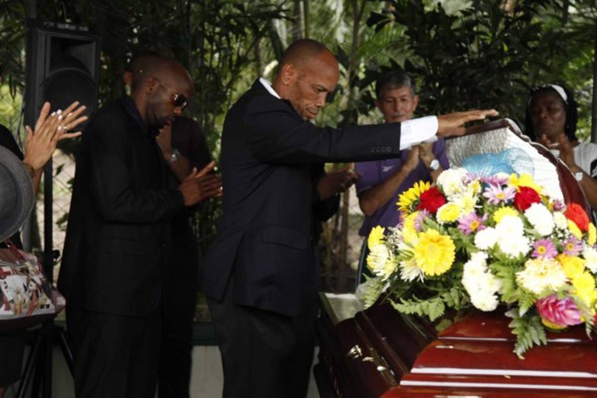 Así fue el sufrimiento de David Suazo y su familia en el último adiós a su padre