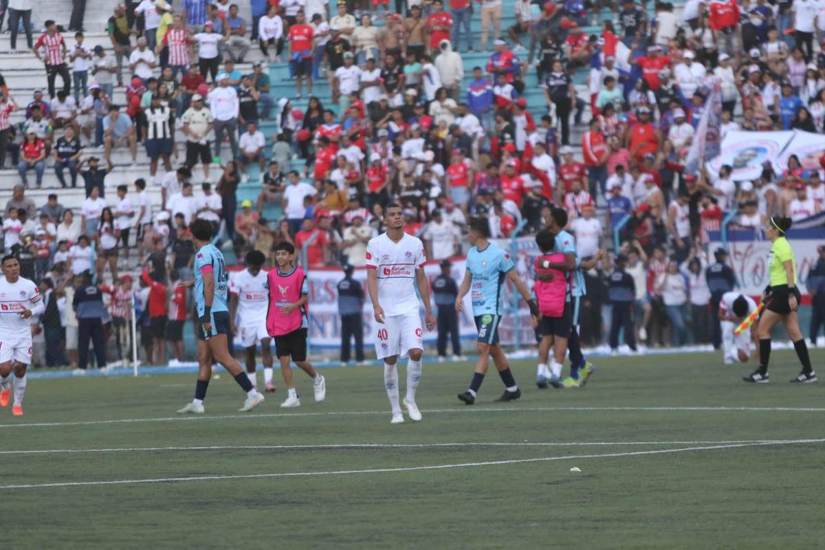 Olimpia se fue humillado, furia de Espinel, ex del León le gritó el gol a la banca y directivo bajó a hablar con los jugadores tras goleada ante Génesis PN