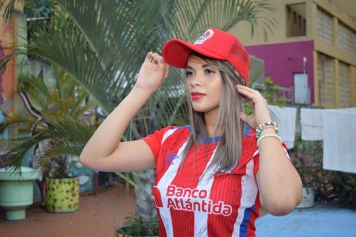 Ella es Ana Bautista, la explosiva aficionada del Olimpia