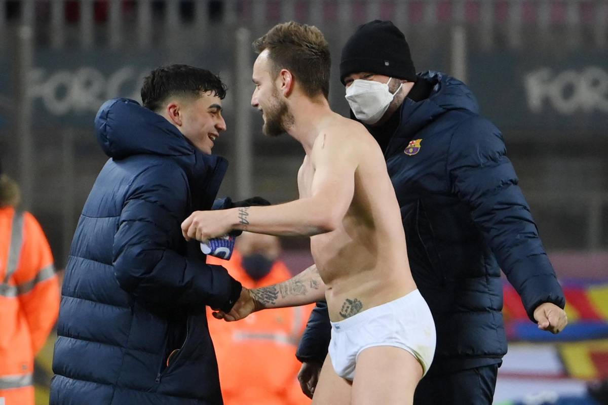 NO SE VIO EN TV: La locura de Dembélé y Dani Alves en el golazo de Pedri; Rakitic terminó en calzoncillos el Barcelona-Sevilla