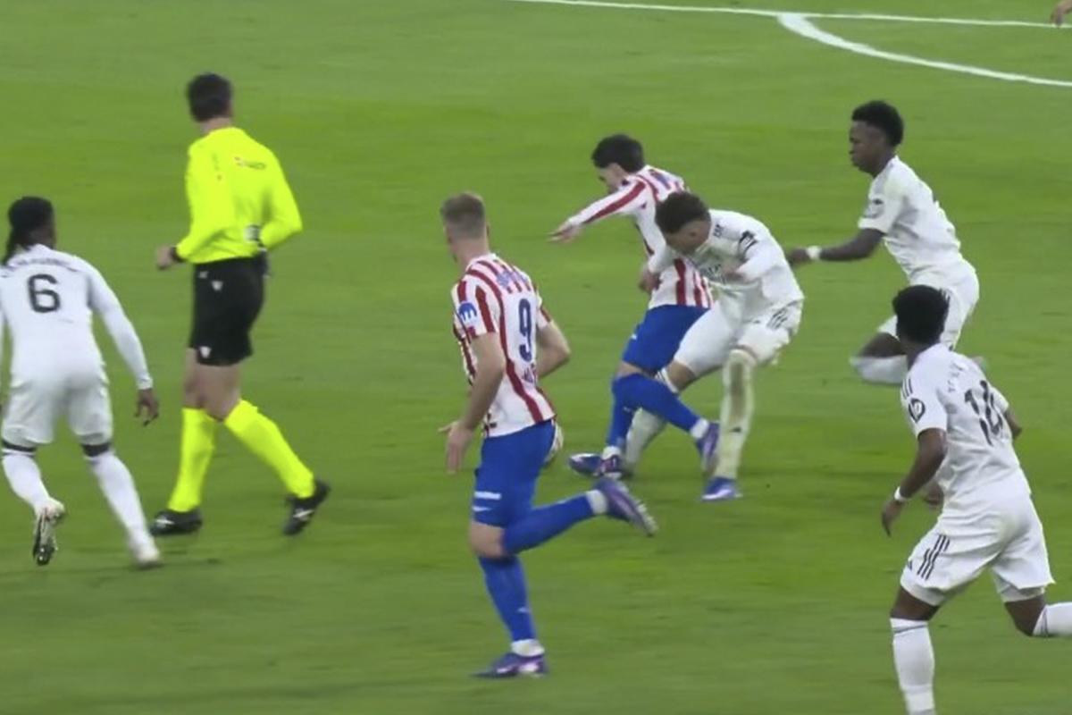 Arbeloa lo castigó por llegar tarde, el polémico penal y así fue captada Ester Expósito en el triunfo del Real Madrid