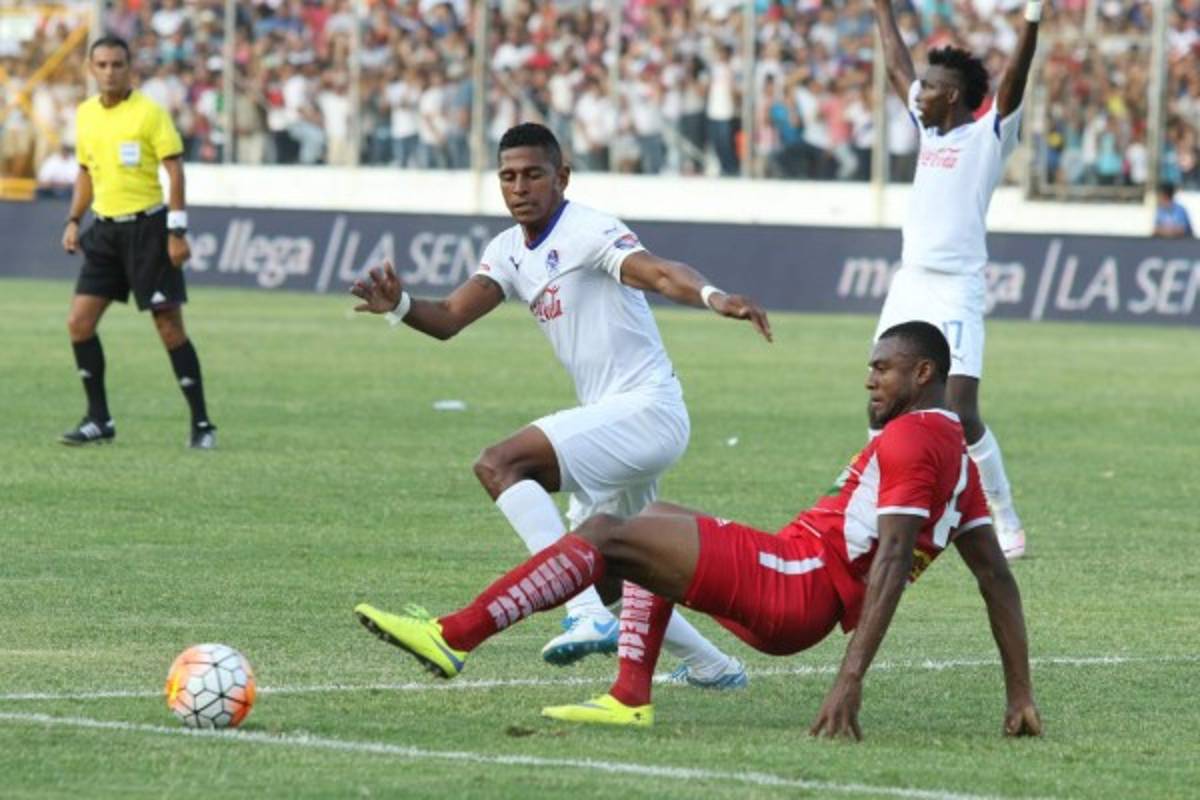 Carlo Costly celebró su primer título en Honduras