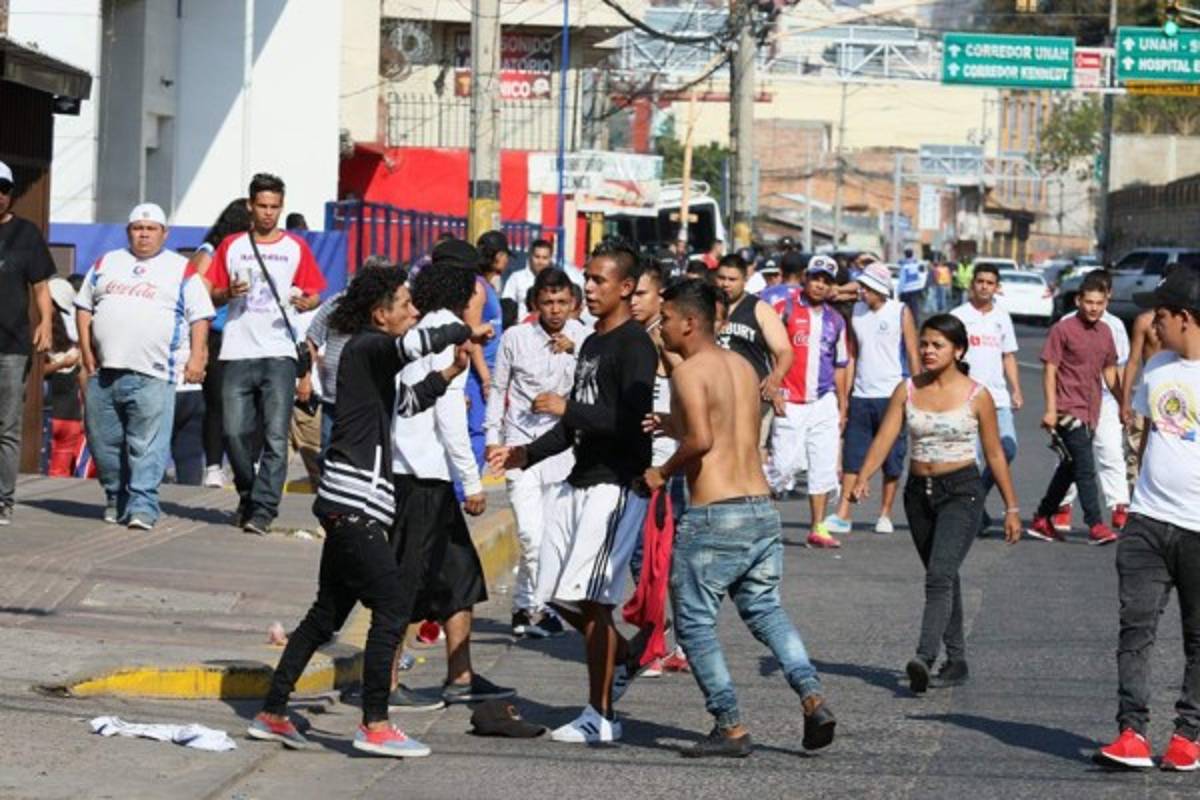 EN FOTOS: Policías blindan el estadio Nacional y aficionados se van a los golpes