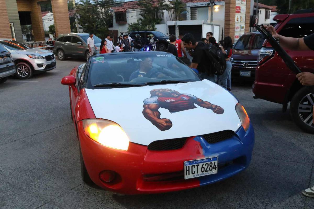 ¡Una locura de banderazo! Afición del Olimpia se desborda junto al plantel pensando en la corona 39