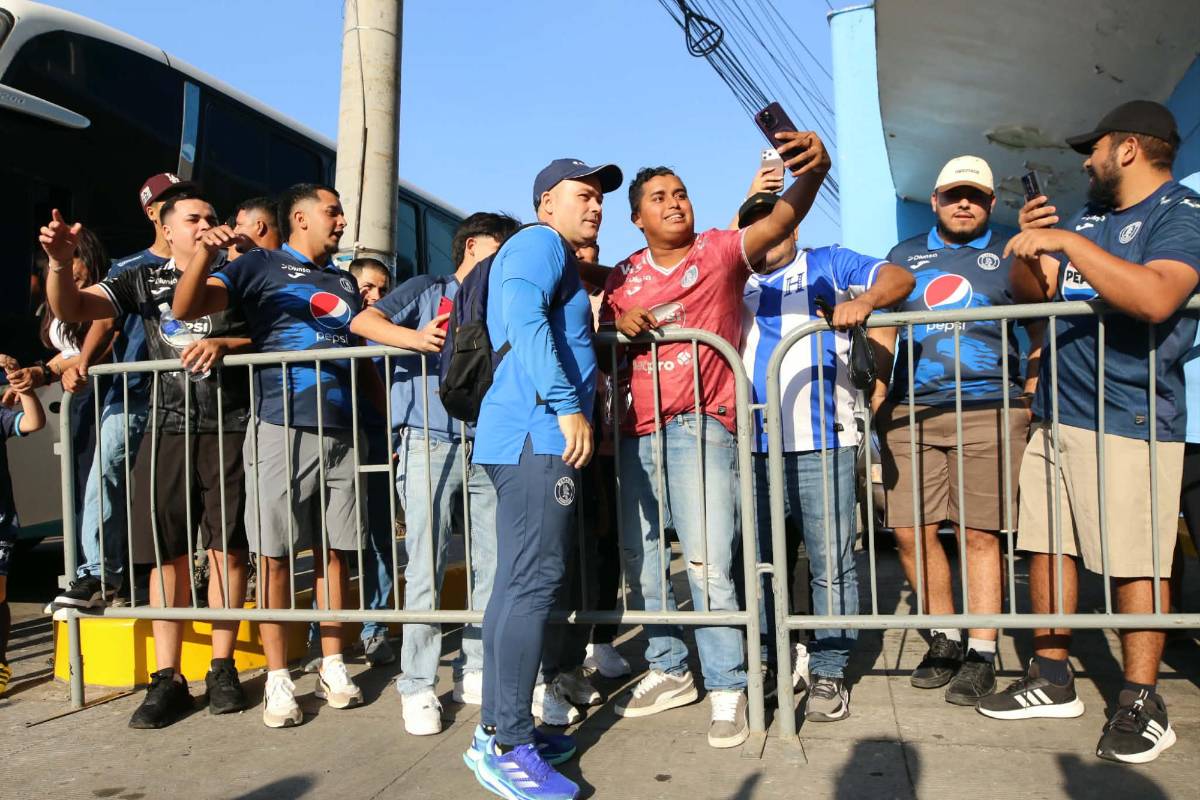Chicas, niños y el sujeto que bajó del bus del Génesis previo al partido vs Motagua