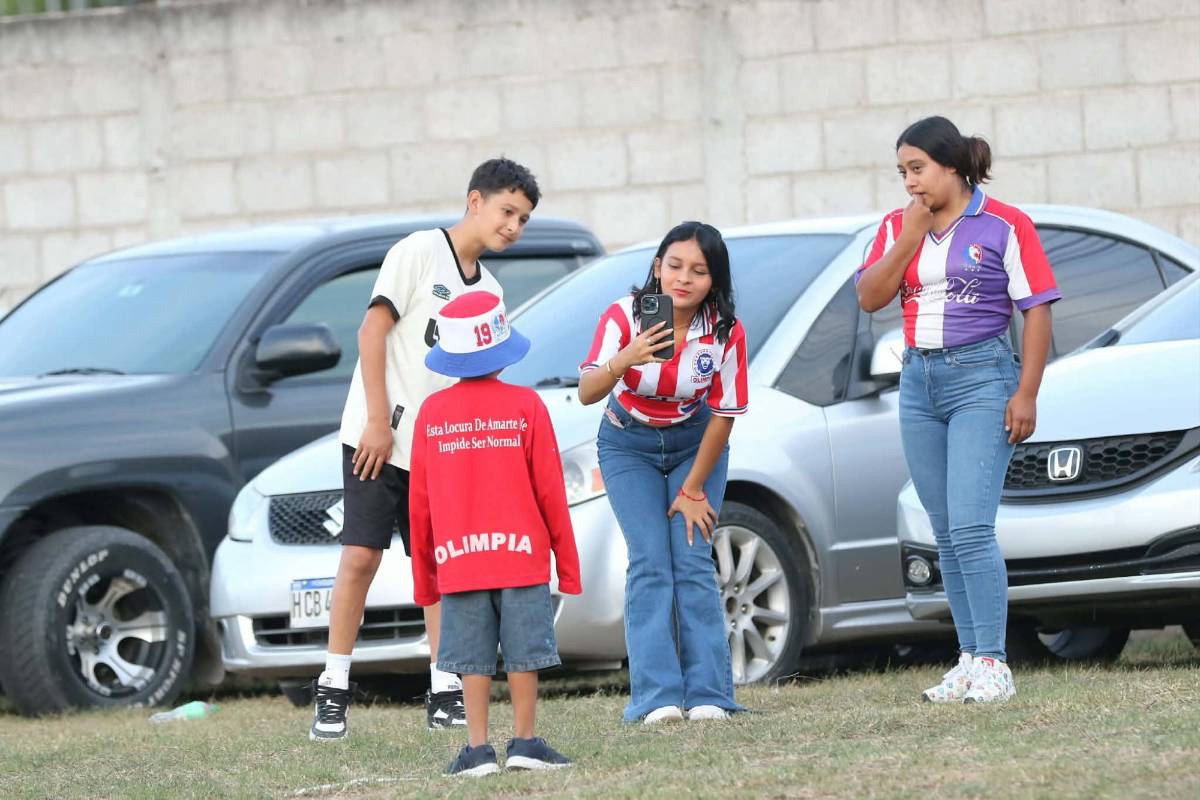 Aficionadas del Olimpia enamoran, aparece la famosa gorra del Platense y el selfie