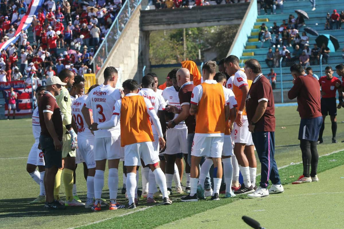Europeos en las gradas, las bellezas de La Paz y en el muro para ver el Génesis vs Olimpia