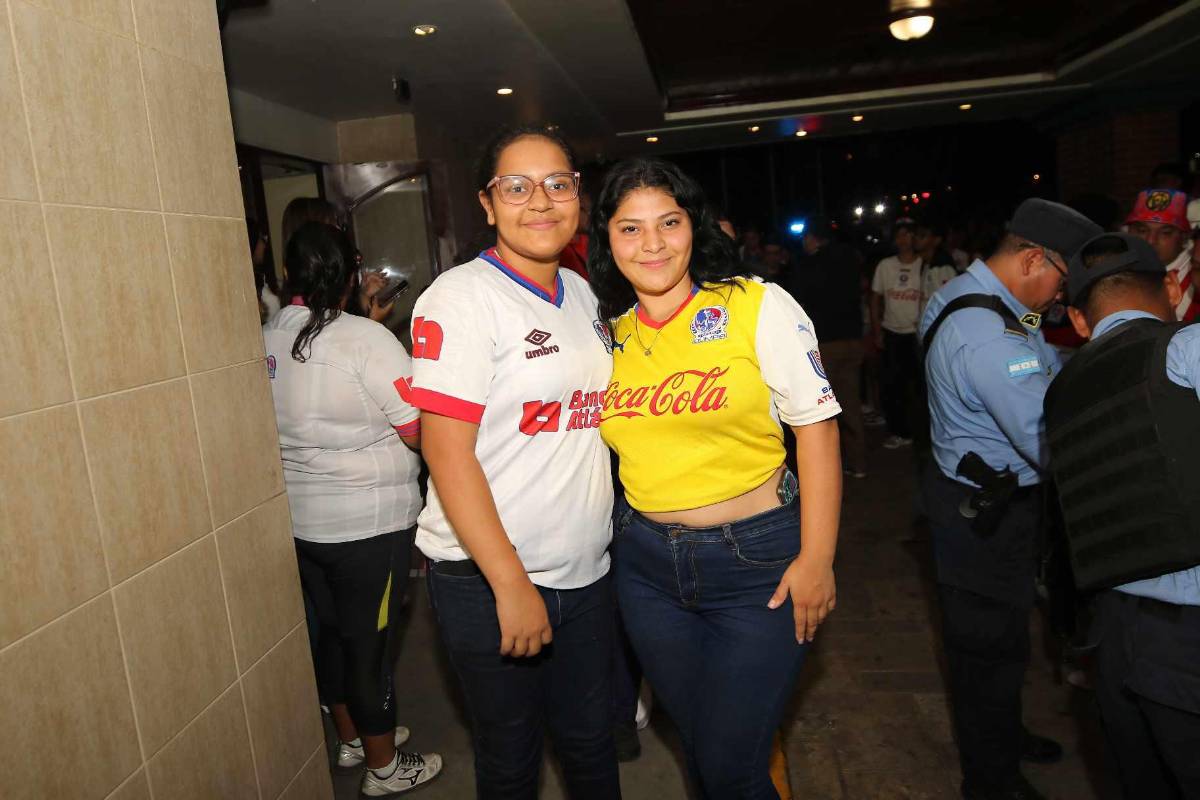 ¡Una locura de banderazo! Afición del Olimpia se desborda junto al plantel pensando en la corona 39