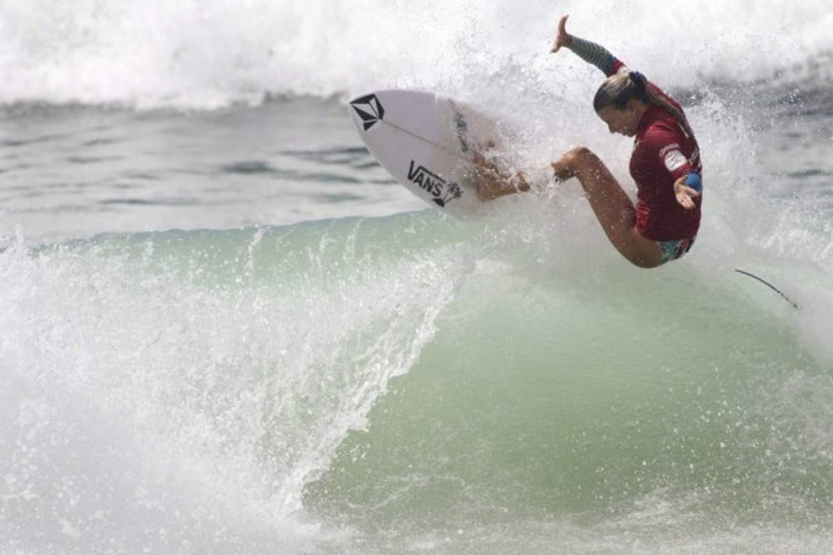 FOTOS: Maud, la bella chica que surfea en tacones