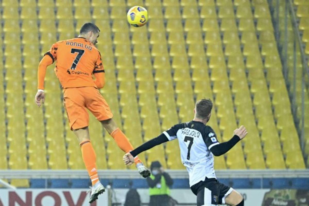 Desafía la gravedad: La secuencia del brutal salto de Cristiano Ronaldo para marcarle al Parma
