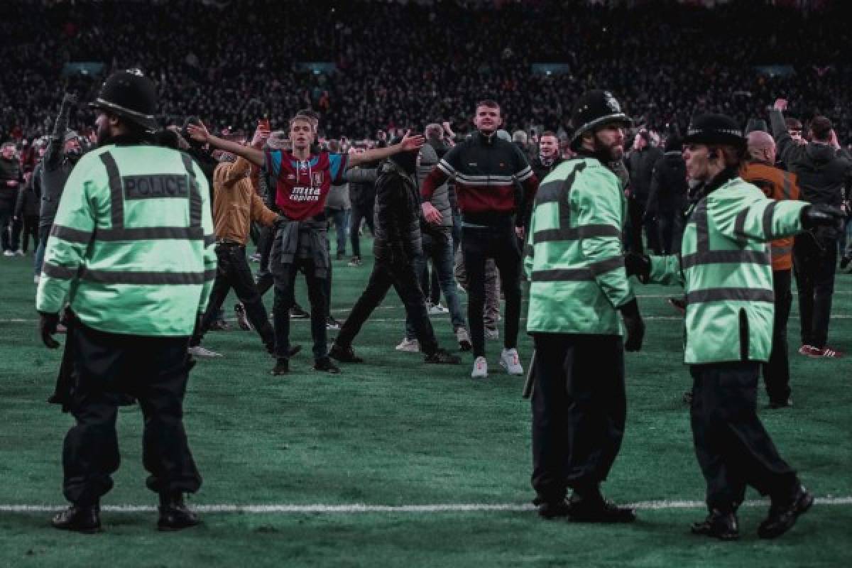 Locura e invasión de los aficionados del Aston Villa tras clasificar a una final 10 años después